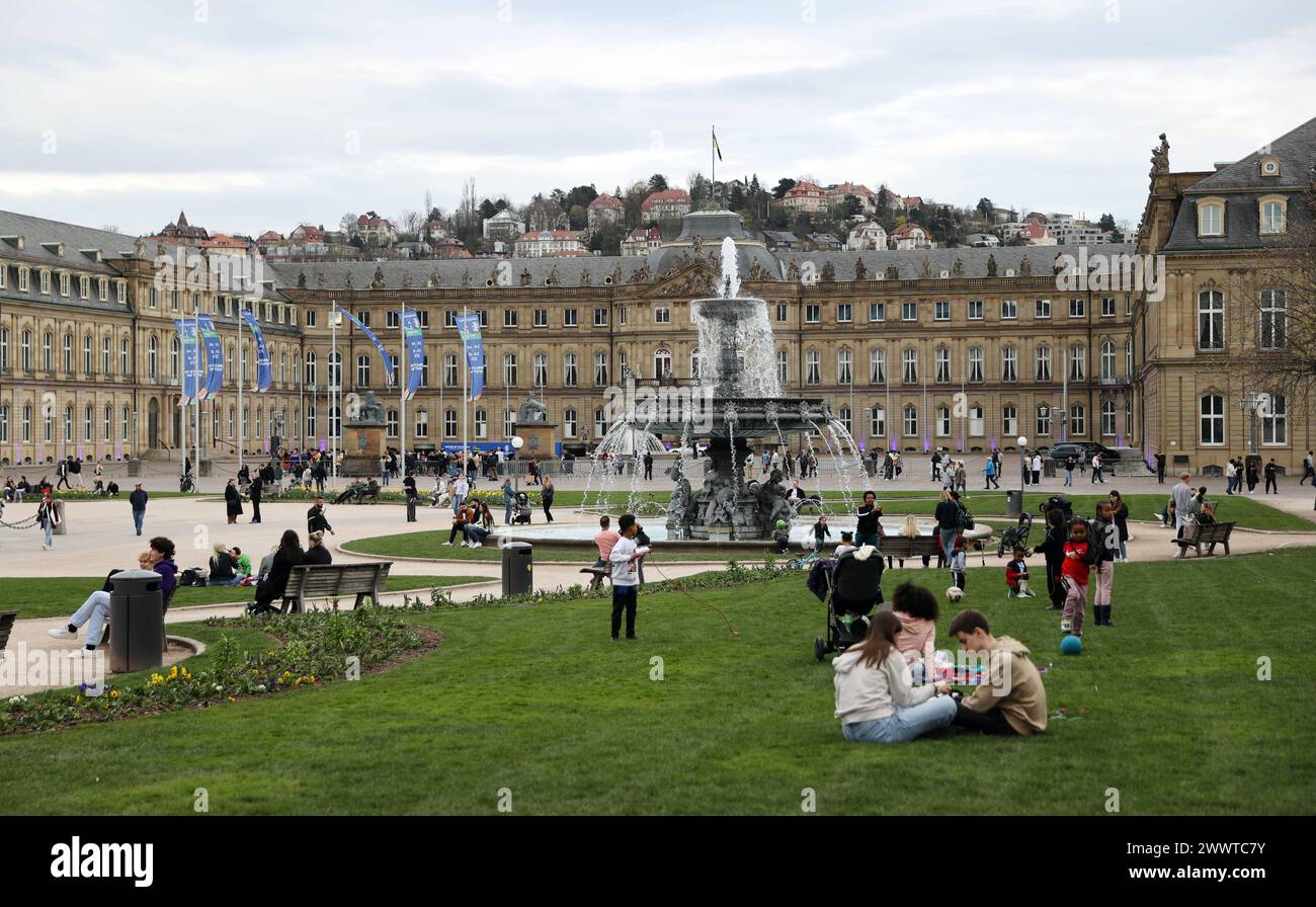 23.03.24 Stuttgart Schlossplatz Deutschland, Stuttgart, 23.03.2024, Stuttgart Schlossplatz : Neues Schloss Springbrunnen. *** 23 03 24 Stuttgart Schlossplatz Allemagne, Stuttgart, 23 03 2024, Stuttgart Schlossplatz fontaine du nouveau palais Banque D'Images