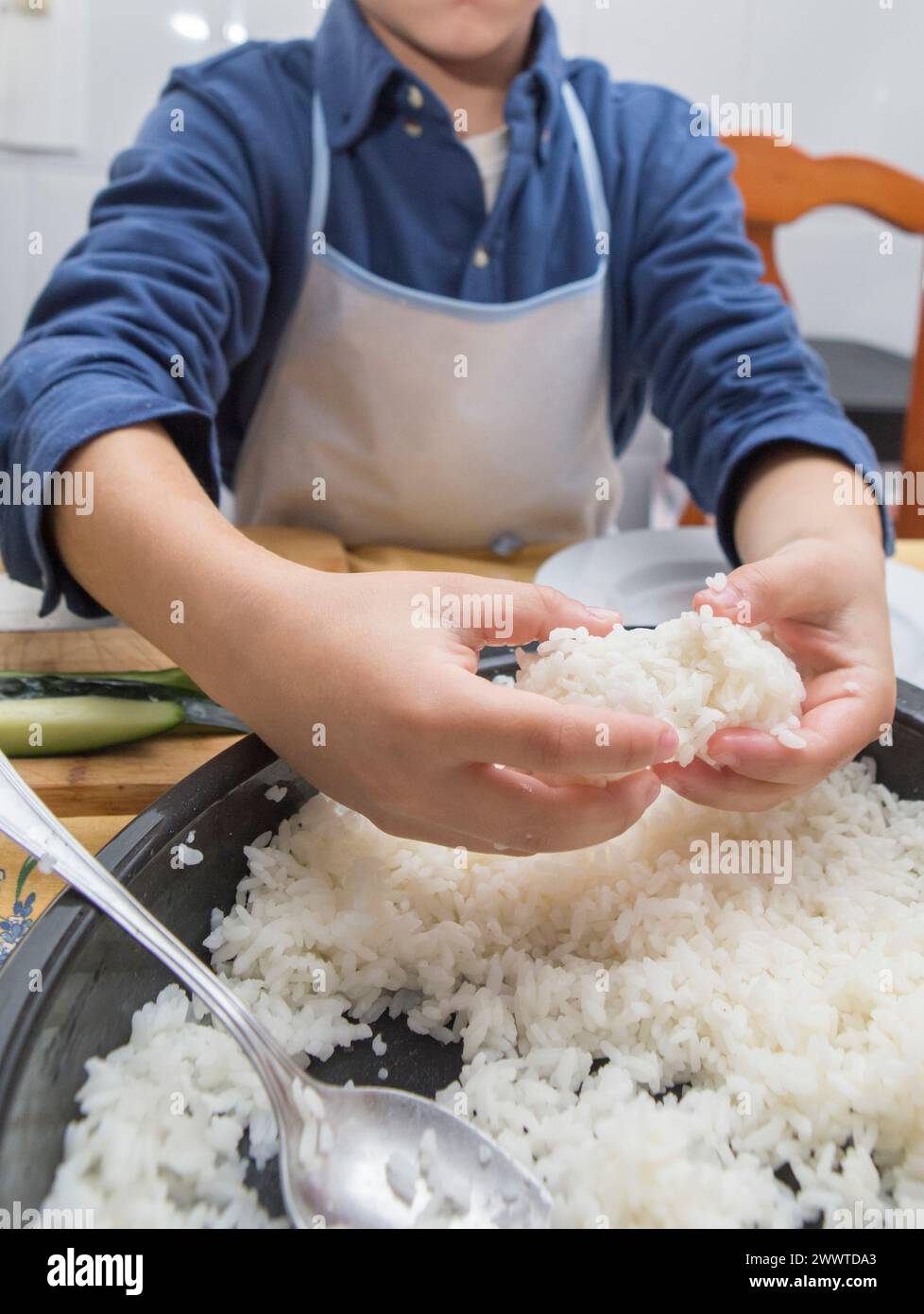 Enfant garçon préparant des sushis faits maison. Activités de cuisine adaptées aux enfants Banque D'Images