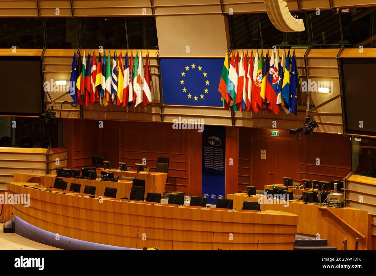 Le siège du Parlement européen. Architecture moderne et contemporaine dans un lieu où les cultures européenne et mondiale se rencontrent. Les drapeaux de la paix volent en euro Banque D'Images