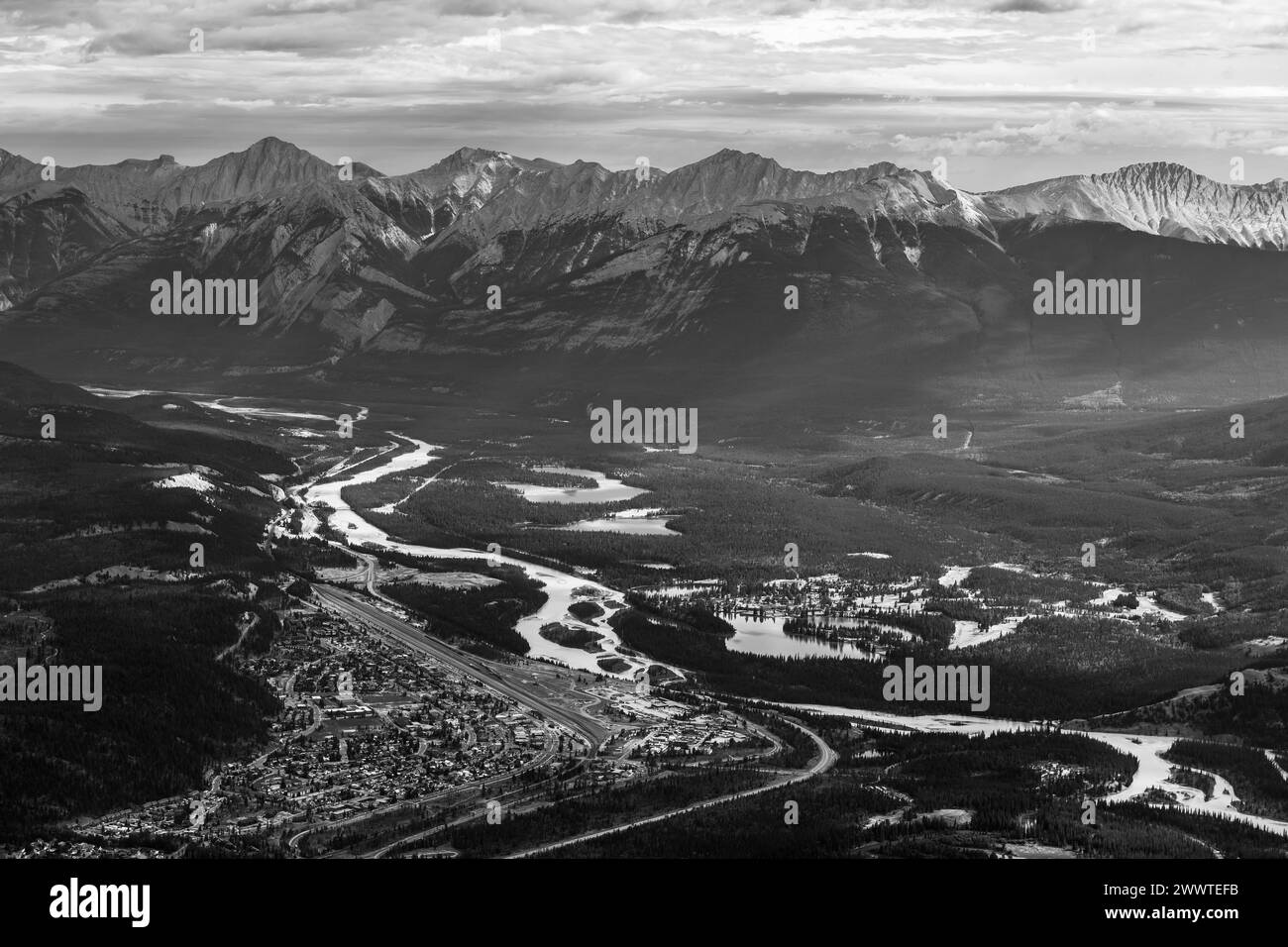 Vue aérienne de la ville de Jasper et de la rivière Athabasca en noir et blanc, parc national Jasper, Canada. Banque D'Images