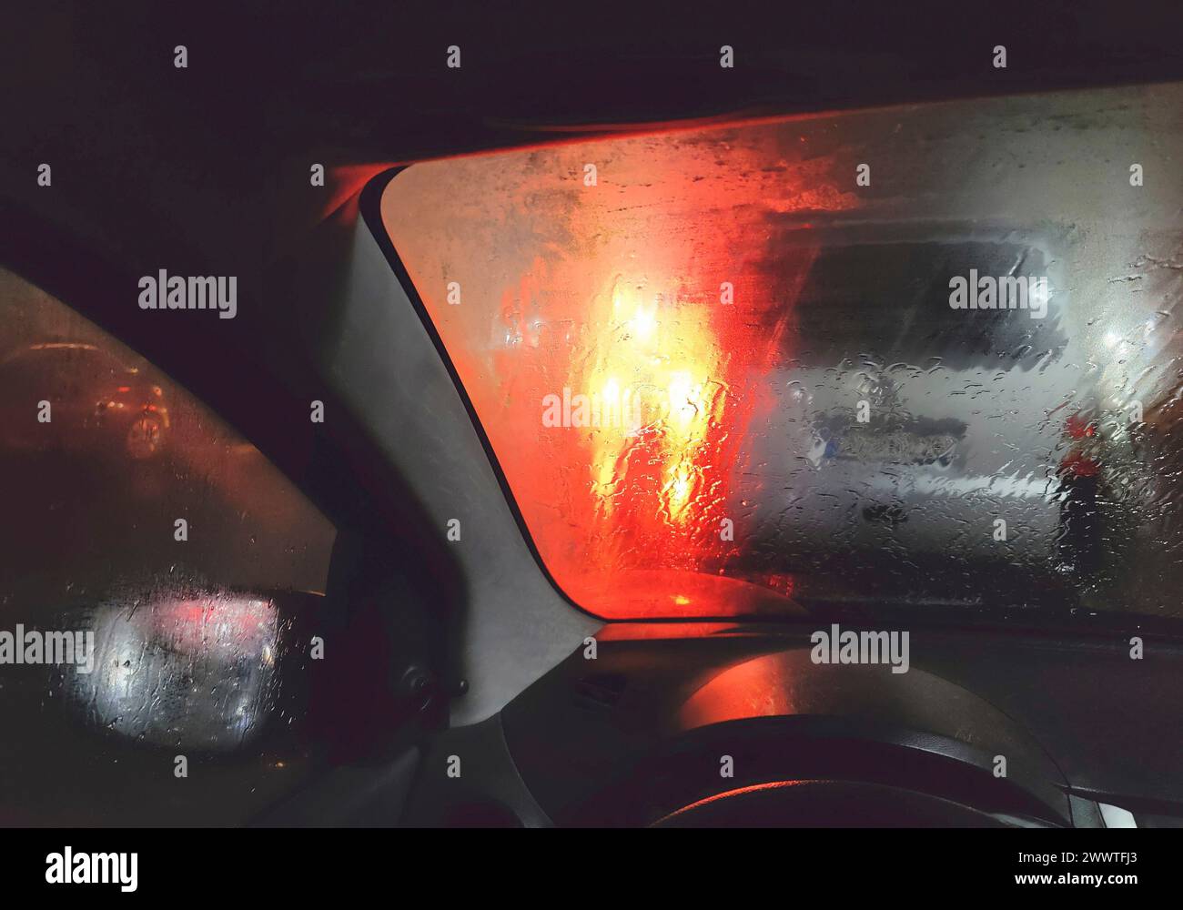 Vue de la voiture dans une visibilité dangereusement mauvaise la nuit avec pluie et rétroéclairage aveuglant, Allemagne Banque D'Images