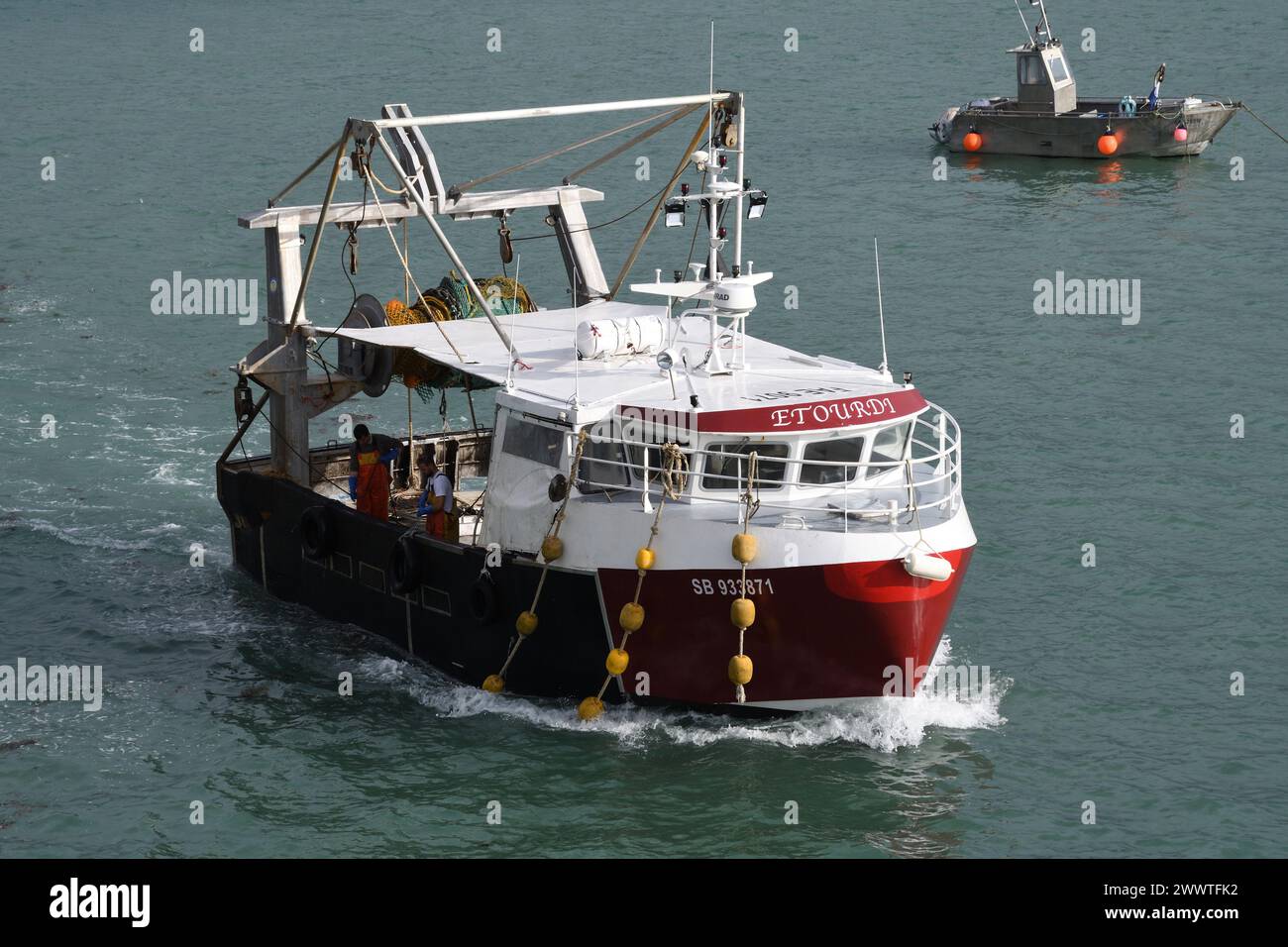 Chalutier de pêche entre dans le port, France, Bretagne, Erquy Banque D'Images