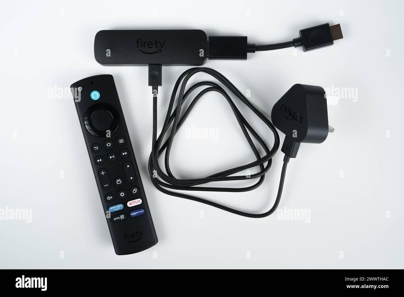 Amazon Fire TV Stick 4K MAX 2023 avec câble HDMI connecté et prise d'alimentation USB et la télécommande. Stafford, Royaume-Uni. 24 mars 2024. Banque D'Images