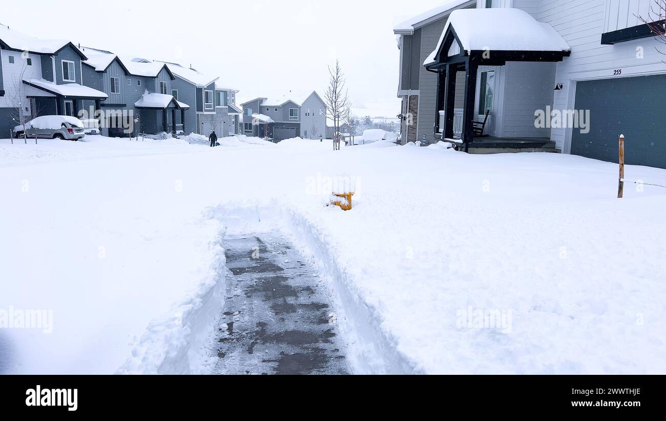 Freshly Shoveled Pathway Leading Home dans un quartier enneigé Banque D'Images