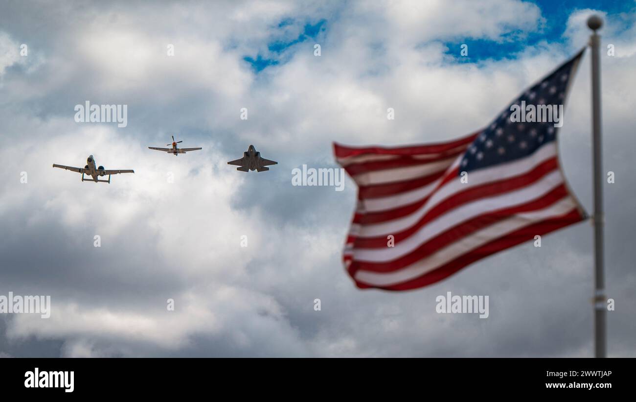 Un A-10 Thunderbolt II, un P-51 Mustang et un F-35 Lightning II rendent hommage au passé présent et à l'avenir des douanes et des capacités de l'aviation de l'Armée de l'Air lors du spectacle aérien Luke Days, le 23 mars 2024, à la base aérienne de Luke, Arizona. Luke Days démontre les progrès continus de l'Armée de l'Air dans la construction de l'avenir de la puissance aérienne avec des actes aériens militaires et civils, y compris l'équipe de démonstration aérienne des États-Unis les « Thunderbirds », F-35A Lightning II, des affichages statiques, la science, la technologie, l'ingénierie, et des expositions de mathématiques, et des démonstrations d'opérations militaires. (Photo de l'US Air Force par Airman 1st CLA Banque D'Images