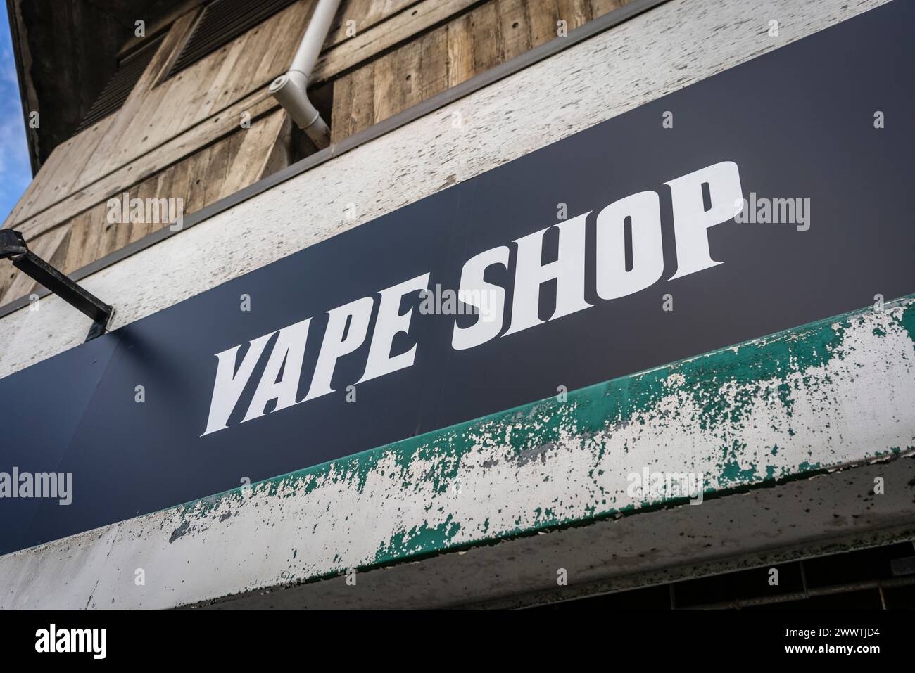 Panneau vape Shop devant un bureau de tabac à Southampton, Angleterre, Royaume-Uni Banque D'Images