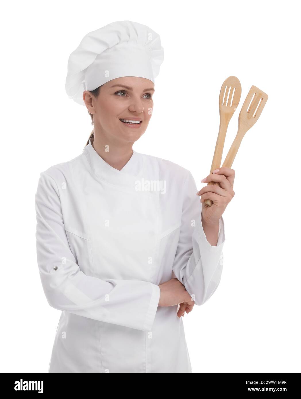 Femme heureuse chef en uniforme tenant des spatules en bois sur fond blanc Banque D'Images