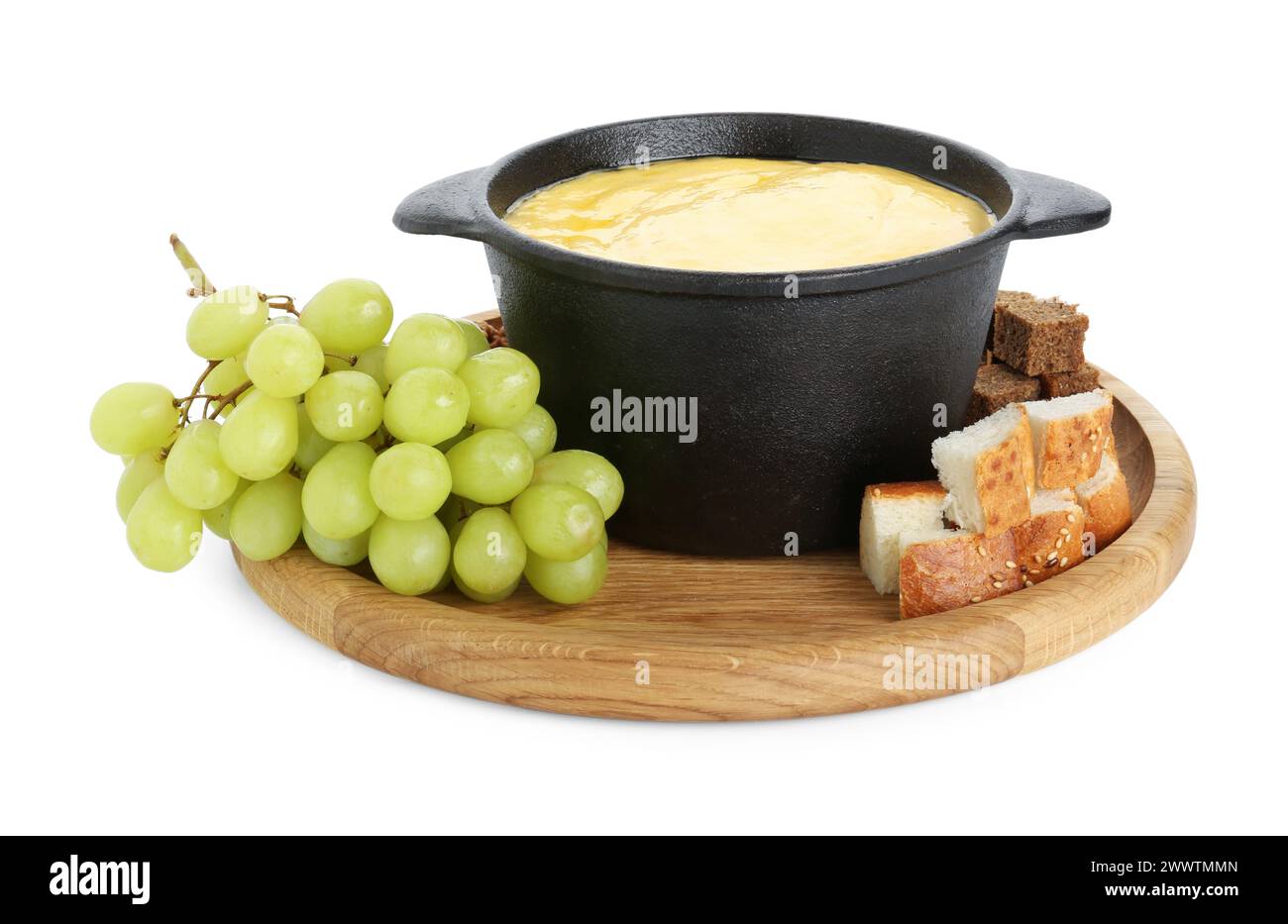 Fondue au fromage fondu savoureux et raisins isolés sur blanc Banque D'Images