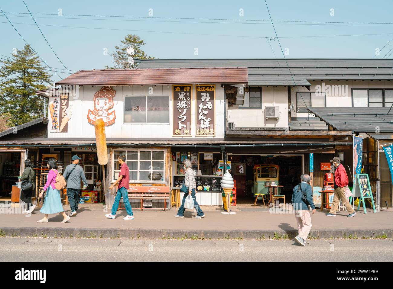 Akita, Japon - 21 avril 2023 : magasin de snacks traditionnels de la rue Kakunodate Banque D'Images