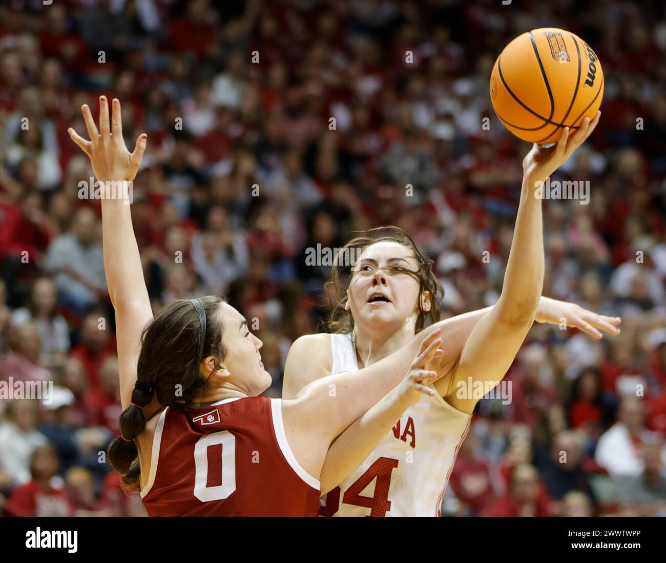 Bloomington, États-Unis. 25 mars 2024. BLOOMINGTON, INDIANA - MARS 25 : Mackenzie Holmes (54), attaquant des Hoosiers de l'Indiana, joue contre le centre des Oklahoma Sooners, Beatrice Culliton (0), lors du tournoi féminin de basket-ball de la NCAA, le 25 mars 2024, au Simon Skjodt Assembly Hall à Bloomington, Indiana. Les Hoosiers battent l'Oklahoma University 75-68 pour passer au Sweet 16. ( Credit : Jeremy Hogan/Alamy Live News Banque D'Images