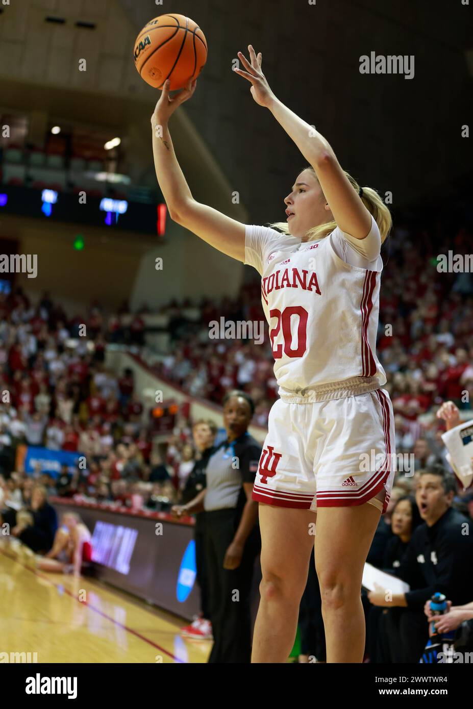 Bloomington, États-Unis. 25 mars 2024. BLOOMINGTON, INDIANA - MARS 25 : Julianna LaMendola (20 ans), gardienne des Hoosiers de l'Indiana, tire contre l'Université de l'Oklahoma lors du tournoi de basket féminin de la NCAA le 25 mars 2024 au Simon Skjodt Assembly Hall à Bloomington, Indiana. Les Hoosiers battent l'Oklahoma University 75-68 pour passer au Sweet 16. ( Credit : Jeremy Hogan/Alamy Live News Banque D'Images