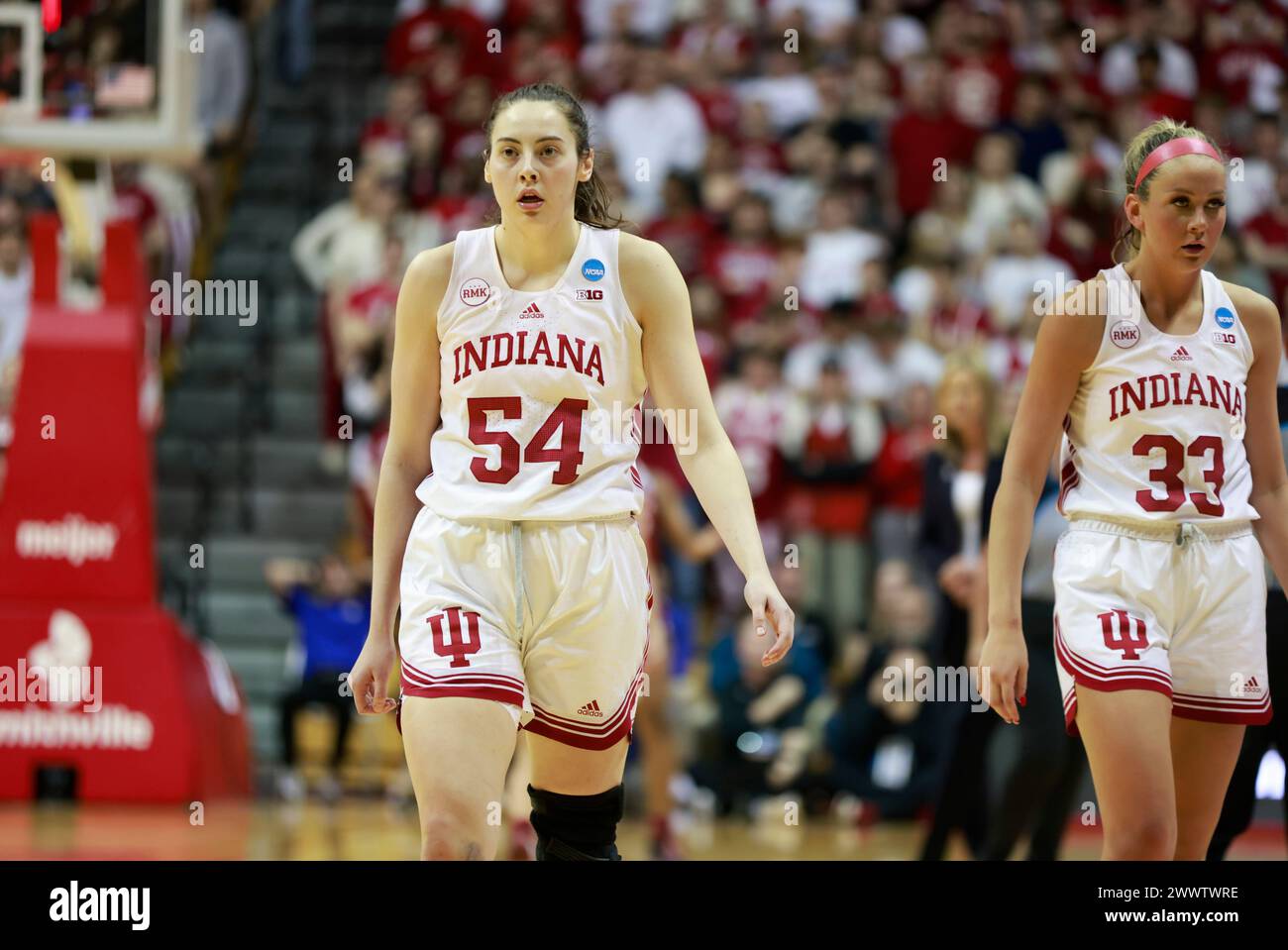 Bloomington, États-Unis. 25 mars 2024. BLOOOMINGTON, INDIANA - MARS 25 : L'attaquant Mackenzie Holmes (54) et les Hoosiers de l'Indiana gardent Sydney Parrish (33) jouent contre l'Université de l'Oklahoma lors du tournoi féminin de basket-ball de la NCAA le 25 mars 2024 au Simon Skjodt Assembly Hall à Bloomington, Indiana. Les Hoosiers battent l'Oklahoma University 75-68 pour passer au Sweet 16. ( Credit : Jeremy Hogan/Alamy Live News Banque D'Images