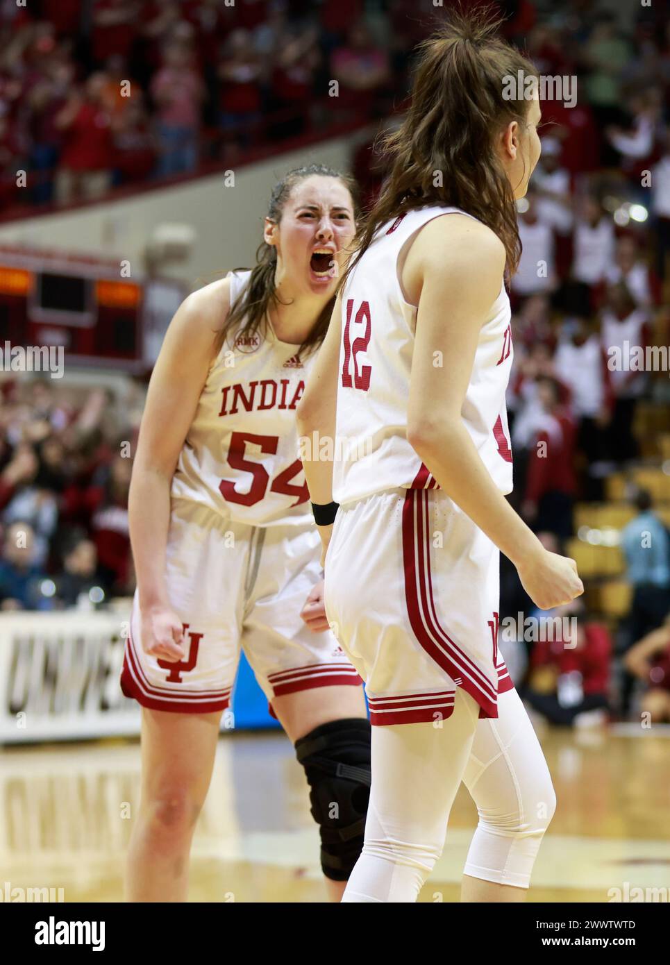 Bloomington, États-Unis. 25 mars 2024. BLOOMINGTON, INDIANA - MARS 25 : Mackenzie Holmes (54), attaquant des Hoosiers de l'Indiana, réagit lors du tournoi de basketball féminin de la NCAA contre l'Université de l'Oklahoma le 25 mars 2024 au Simon Skjodt Assembly Hall à Bloomington, Indiana. Les Hoosiers battent l'Oklahoma University 75-68 pour passer au Sweet 16. ( Credit : Jeremy Hogan/Alamy Live News Banque D'Images