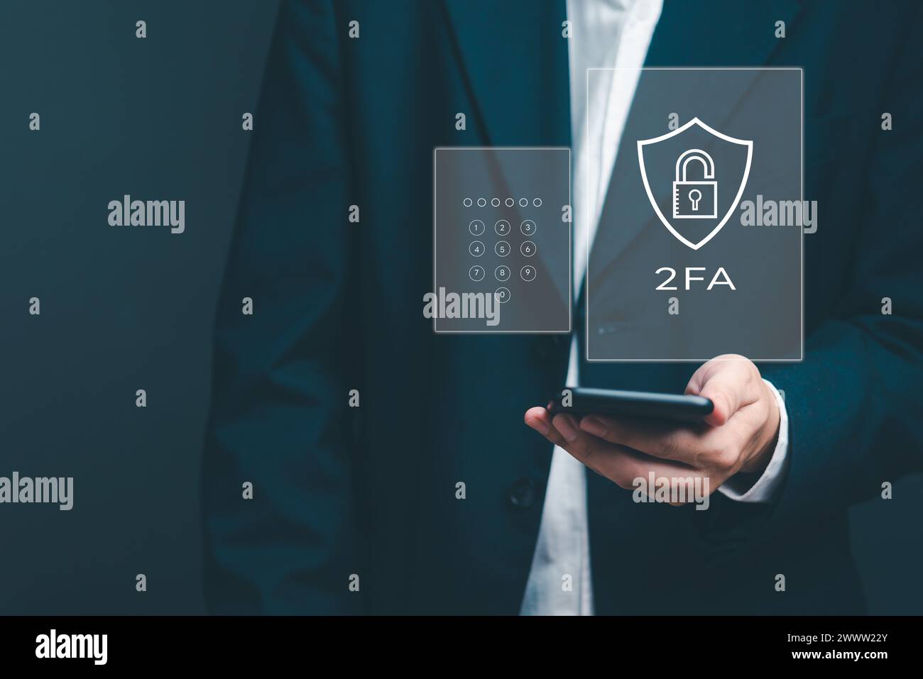 Amélioration de la cybersécurité avec l'authentification à deux facteurs 2FA, la sécurité de connexion, la protection de l'ID utilisateur et le cryptage pour contrecarrer les cyber-pirates. Homme d'affaires ho Banque D'Images