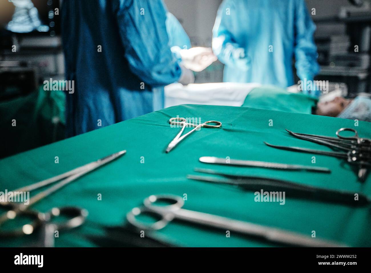 Chirurgie, médical et équipement sur table à l'hôpital pour le traitement de la procédure de greffe. Soins de santé, ciseaux et chirurgiens travaillant avec la chirurgie métallique Banque D'Images