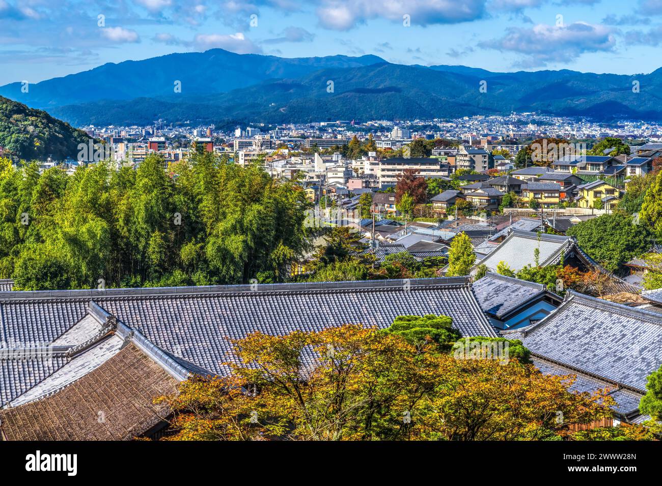 Bâtiments colorés paysage urbain montagnes Ginkakuji Silver Pavilion Zen Buddhist Temple Park paysage urbain Kyoto Japon. Également connu sous le nom de Temple Jishoji de Shini Banque D'Images