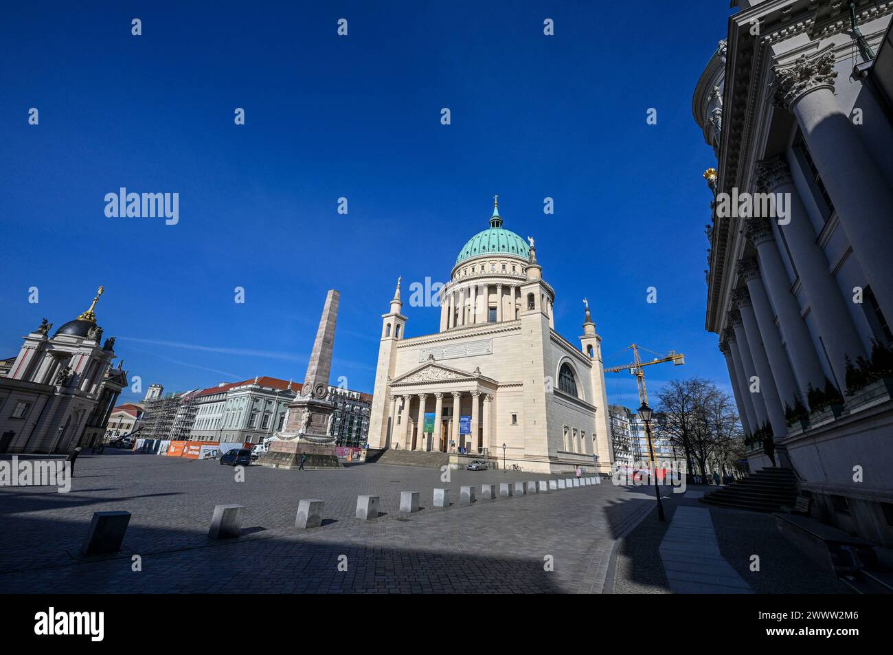 Potsdam, Allemagne. 19 mars 2024. Le Fortunaportal (de gauche à droite) fait partie du Parlement de Brandebourg avec la façade baroque de l'ancien palais de la ville, l'obélisque, la Nikolaikirche sur l'Alter Markt et la façade de l'ancien hôtel de ville. Crédit : Jens Kalaene/dpa/Alamy Live News Banque D'Images