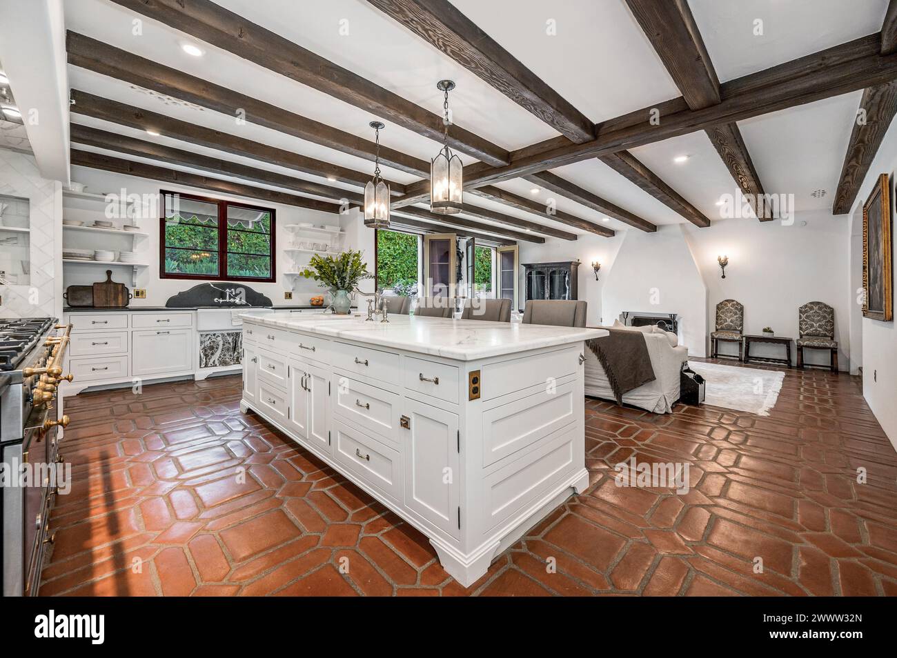 Intérieur spacieux avec cuisine ouverte et salon, avec plafond apparent Banque D'Images