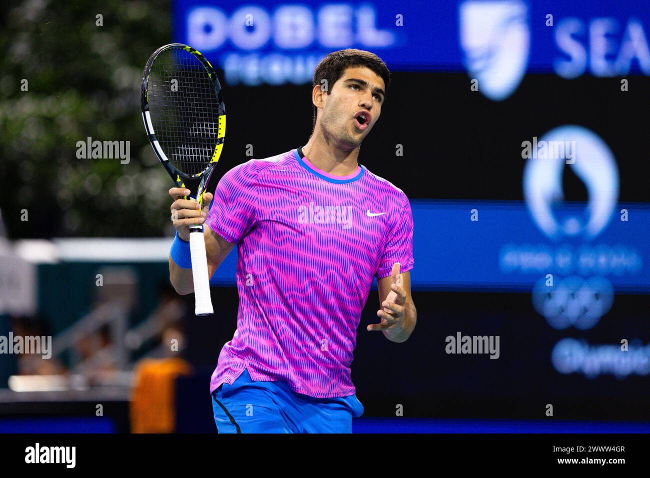 MIAMI GARDENS, FLORIDE - MARS 25 : Carlos Alcaraz d'Espagne réagit contre Gael Monfils de France lors de leur match le jour 10 de l'Open de Miami au Hard Rock Stadium le 25 mars 2024 à Miami Gardens, Floride. (Photo de Mauricio Paiz) Banque D'Images