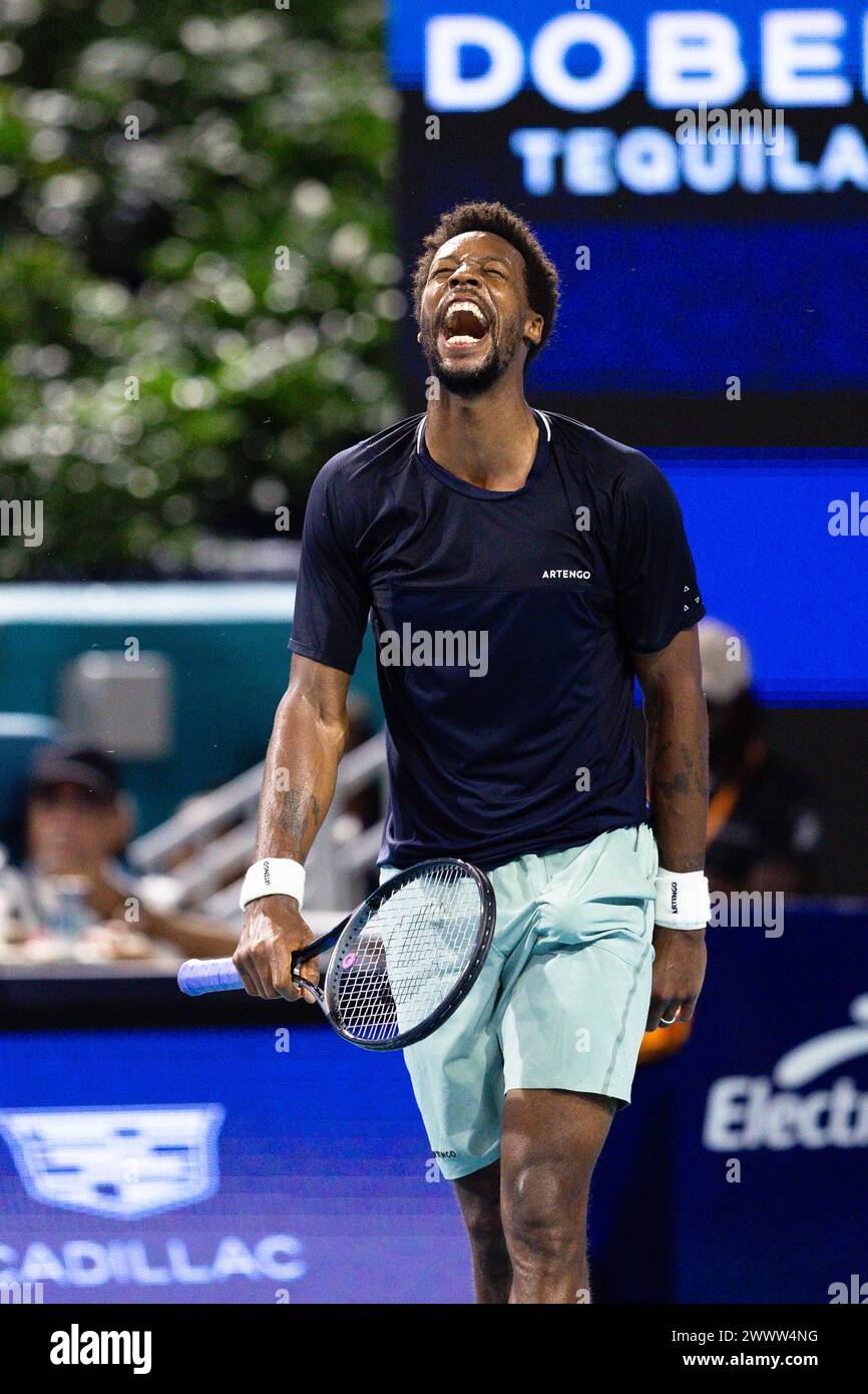 MIAMI GARDENS, FLORIDE - MARS 25 : Gael Monfils de France réagit contre Carlos Alcaraz d'Espagne lors de leur match le jour 10 de l'Open de Miami au Hard Rock Stadium le 25 mars 2024 à Miami Gardens, Floride.(photo de Mauricio Paiz) Banque D'Images