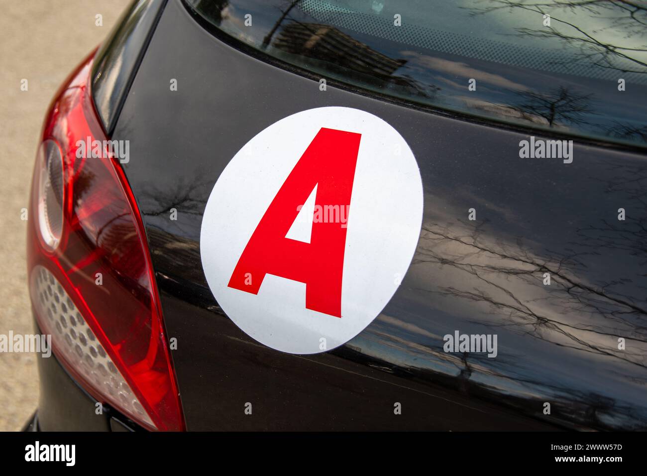 France : « Un » autocollant (pour « apprenti ») à l’arrière d’une voiture, indiquant que le véhicule est conduit par un jeune conducteur Banque D'Images