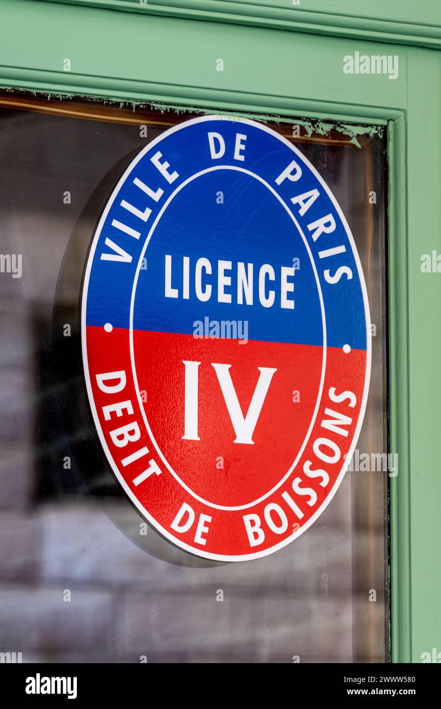 Licence IV française, ou enseigne de licence de quatrième catégorie, permettant à l'établissement qui la détient de vendre des boissons alcoolisées pour consommation sur place Banque D'Images