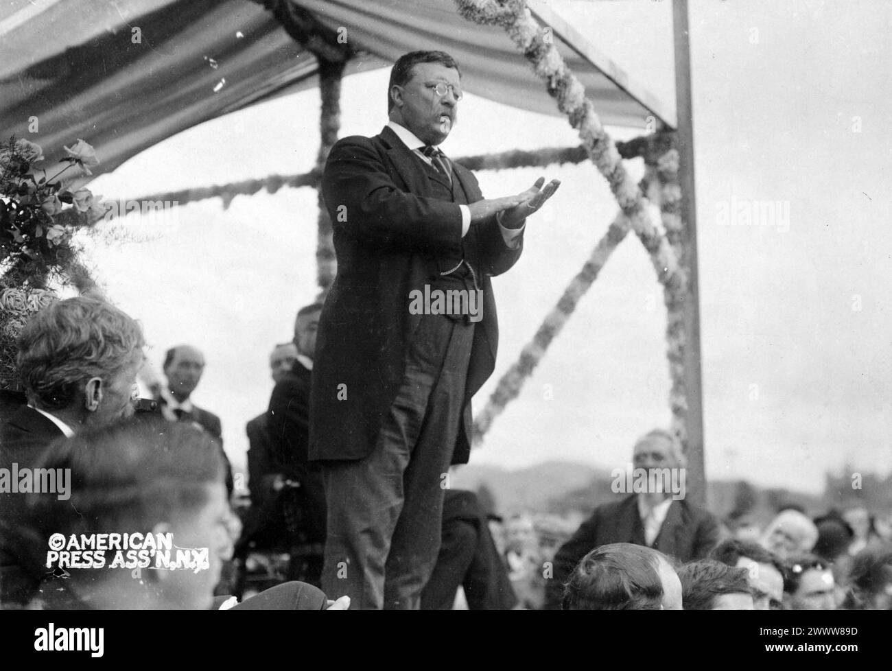 Theodore Roosevelt s'adressant à une foule depuis une plate-forme surélevée, 1910 Banque D'Images