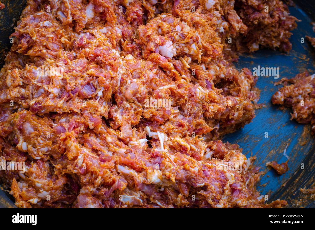 viande finement hachée, préparée pour faire des saucisses de paprika, détails en gros plan Banque D'Images