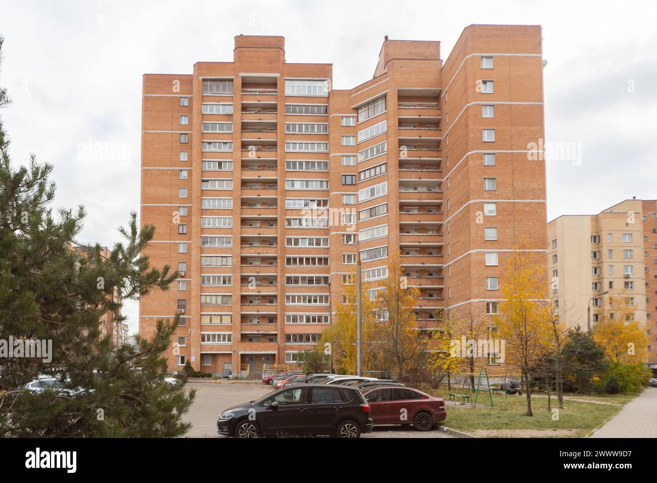 Immeubles d'appartements et terrains à proximité en automne Banque D'Images