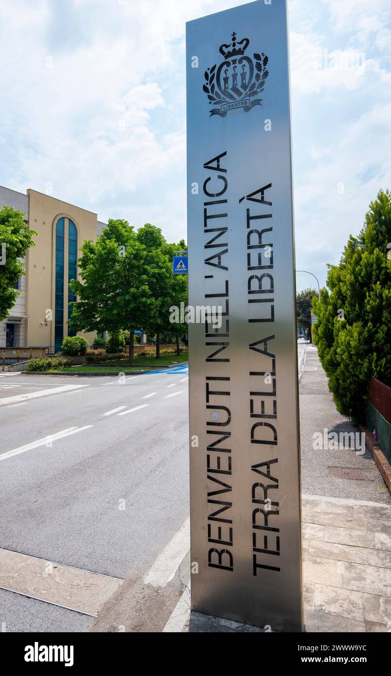 Panneau de bienvenue à la frontière de Saint-Marin (Bienvenue dans l'ancienne terre de liberté) Banque D'Images