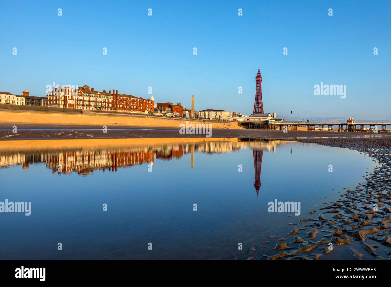 Blackpool; Tower et North Pier; Lancashire; Royaume-Uni Banque D'Images
