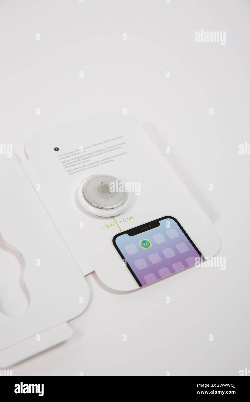 Gros plan d'un nouvel Apple AirTag dans un pack Banque D'Images