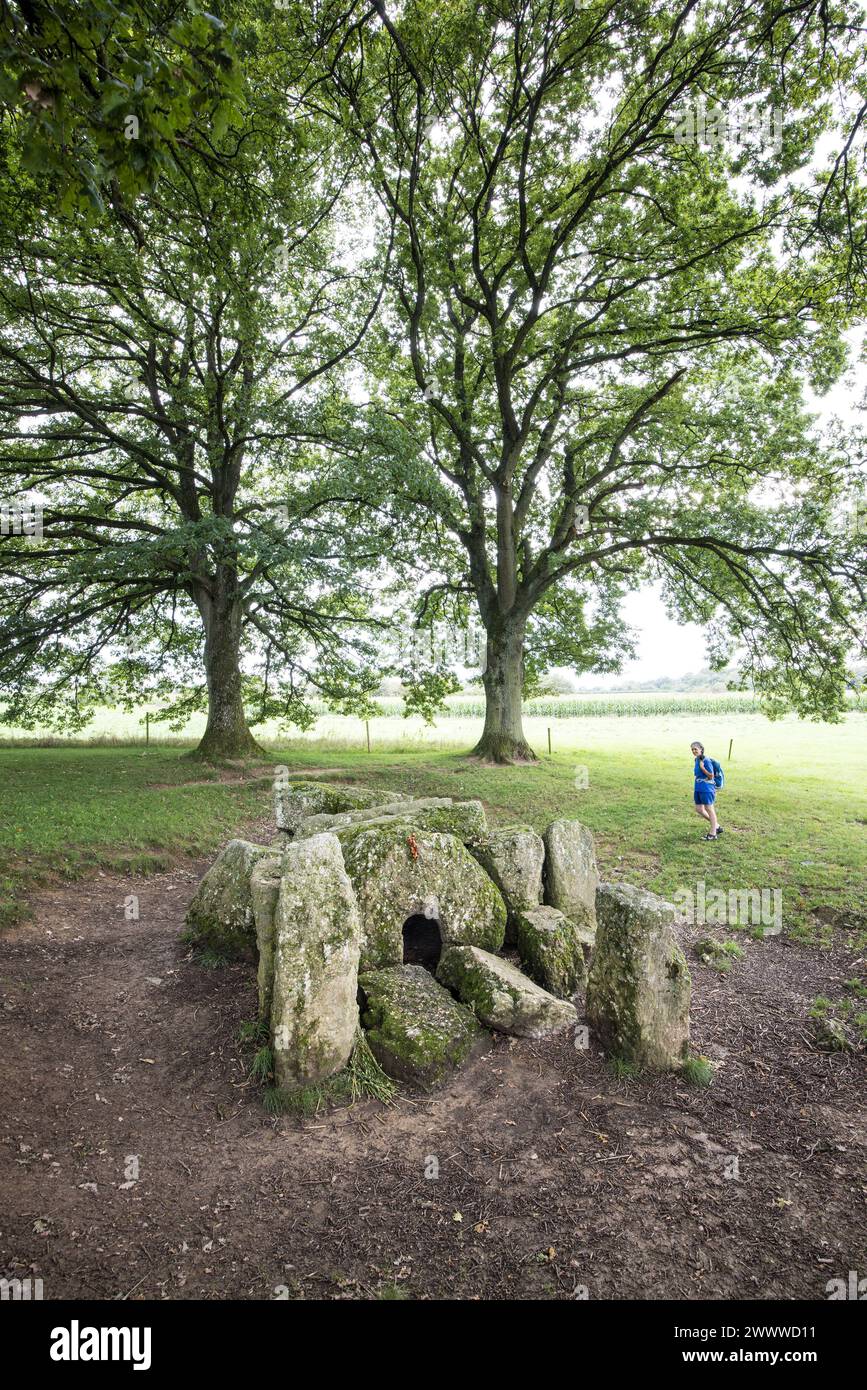 Personne au mégalithe, dolmen d'Oppagne ou Dolmen du Sud, Dolmen du Sud Oppagne, Weris, Belgique Banque D'Images