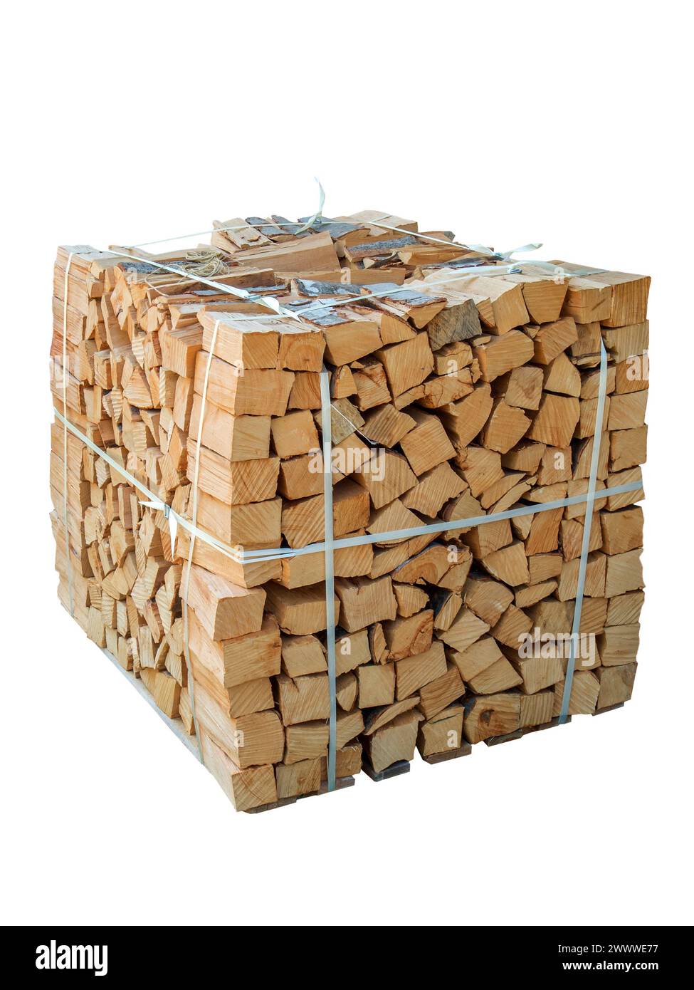 Bois de chauffage empilé arrimé sur une palette isolée sur blanc. Banque D'Images
