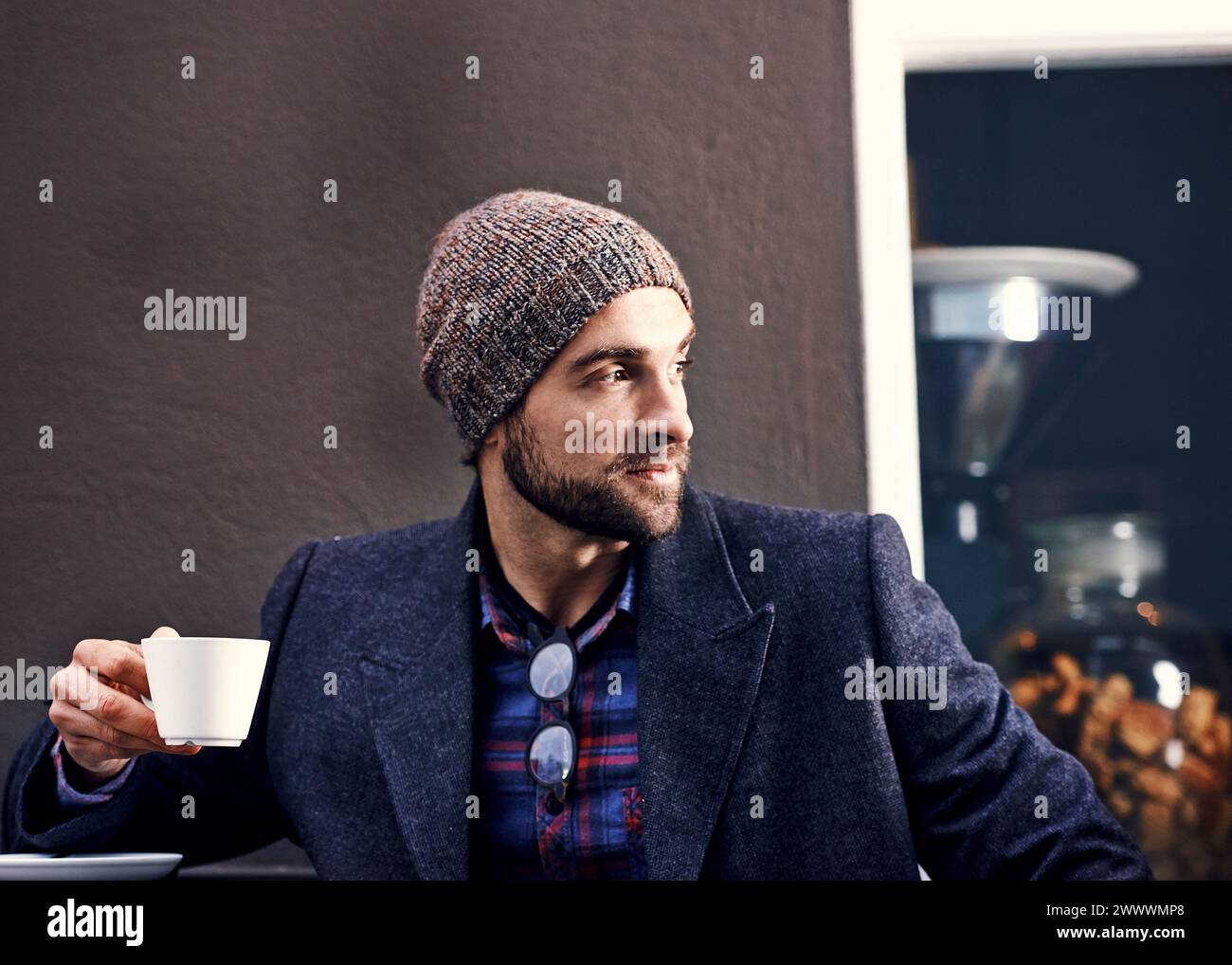 Penser, café et homme sérieux buvant du café pour le petit déjeuner à la cafétéria ou au restaurant le matin. Rêve, tasse de thé et personne avec expresso, latte Banque D'Images