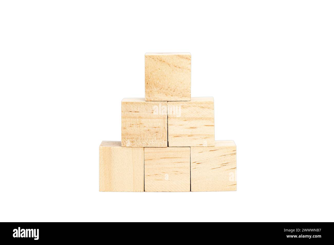 Pyramide isolée de cubes en bois sur un fond blanc pur. Banque D'Images