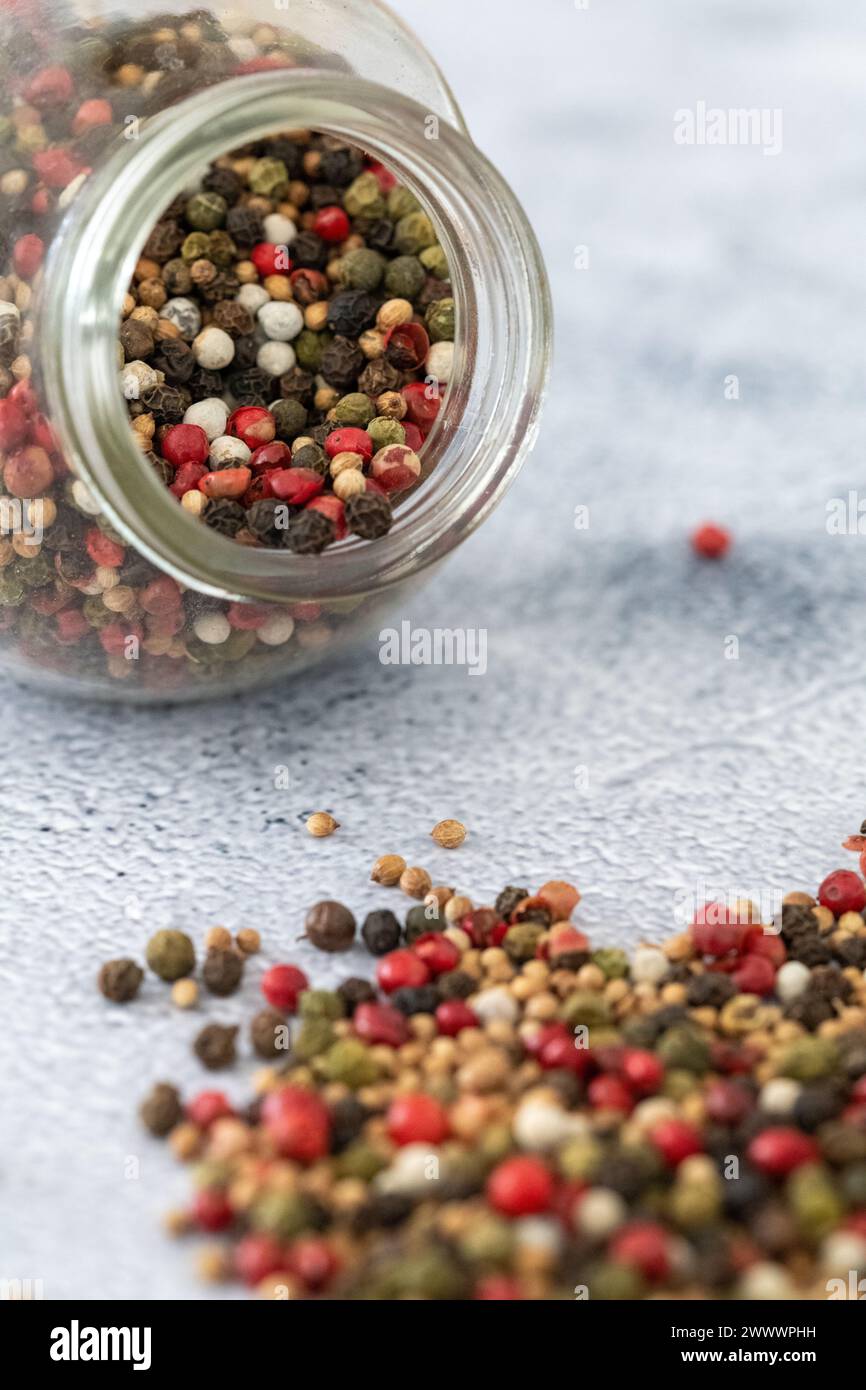 Poivre coloré et corriander mélange épicé dans un pot sur la table Banque D'Images