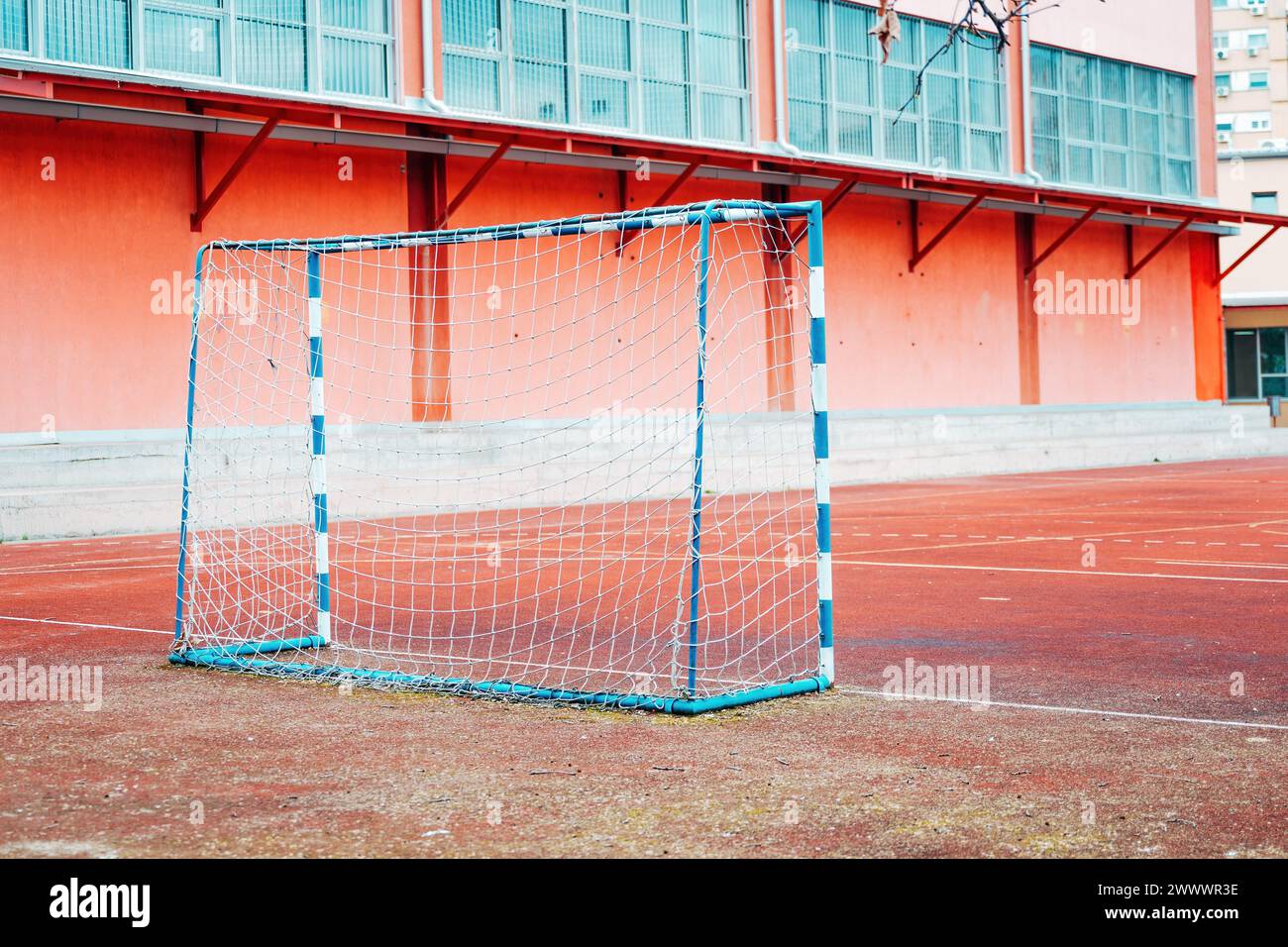 But de handball sur le terrain extérieur dans le terrain de jeu de l'école, mise au point sélective Banque D'Images