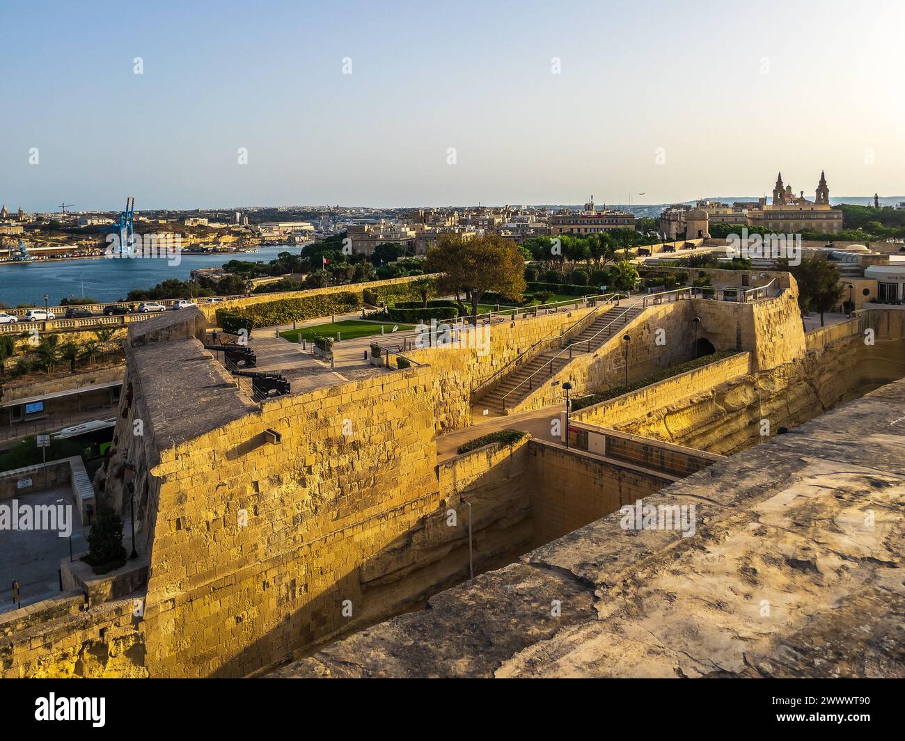 Valletta, Malte - 8 août 2021 : Saint James Counterguard est une contregarde pentagonale construite en 1640. En arrière-plan se trouve le Grand Harbour. Banque D'Images