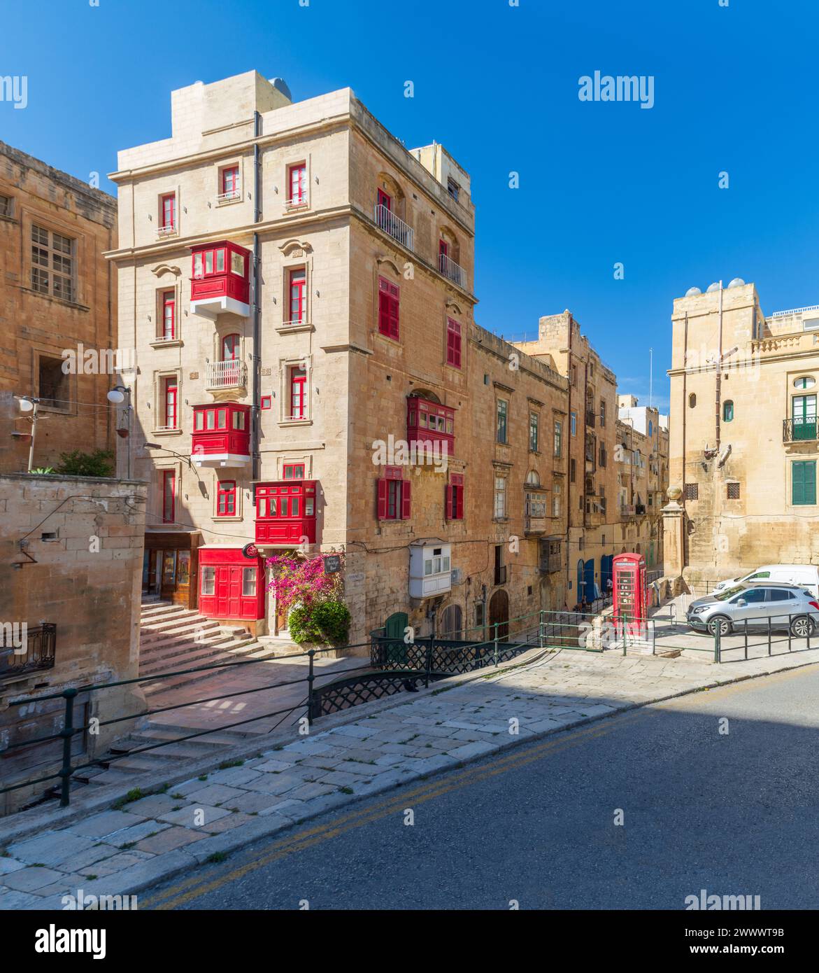 Valletta, Malte - 1er juin 2020 : un immeuble typique de la capitale avec les balcons maltais traditionnels il-Gallarija Maltija. Banque D'Images