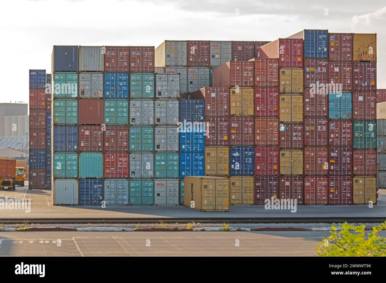 Koper, Slovénie - 17 juin 2019 : Grande pile de conteneurs d'expédition au Cargo Port Yard Logistics transport. Banque D'Images
