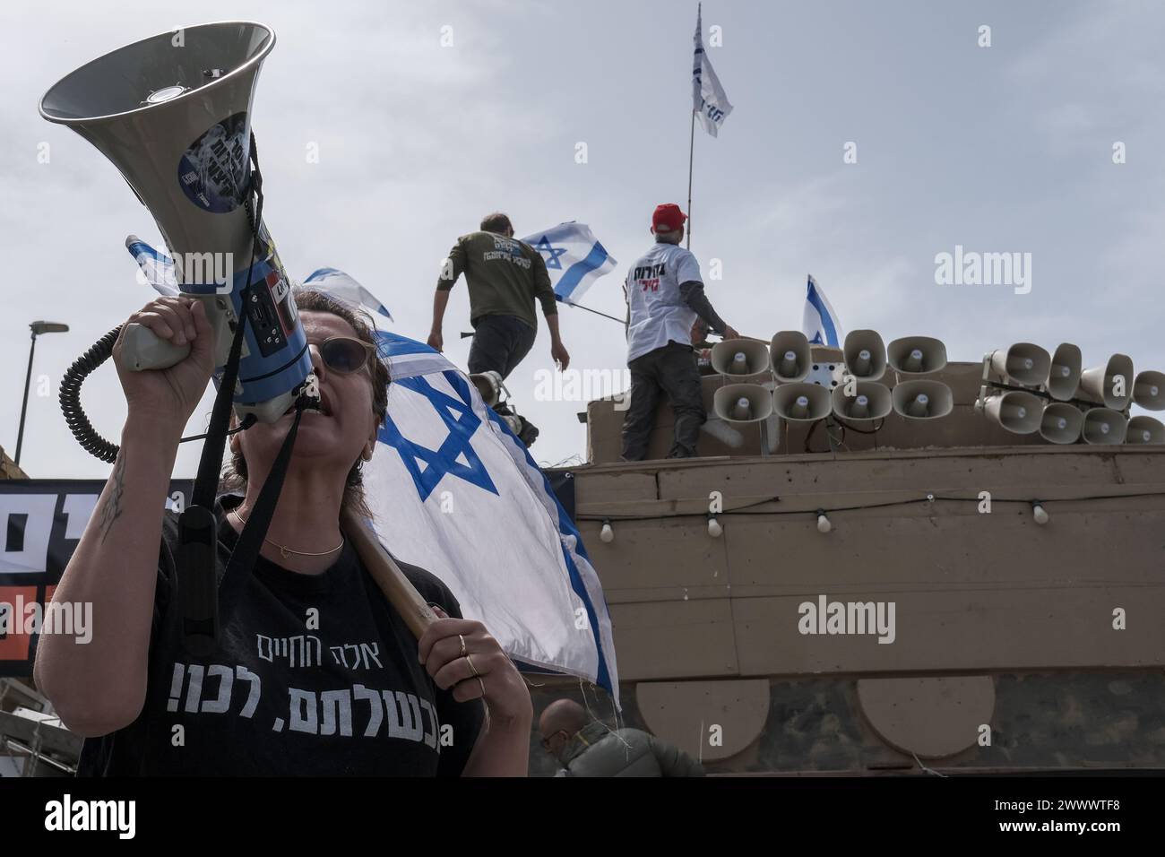 Jérusalem, Israël. 26 mars 2024. Des manifestants avec un simulacre de char avec un canon visant le bureau du premier ministre et des ânes manifestent contre les réformes du service militaire proposées par Netanyahou. Le projet de loi discriminatoire vise à étendre le service obligatoire pour les hommes et les réservistes et les exemptions pour les communautés ultra orthodoxes, dans ce qui semble être une tentative désespérée pour la survie du gouvernement de Netanyahou et sa survie personnelle à la lumière des procès en cours pour corruption. Crédit : NIR Alon/Alamy Live News Banque D'Images