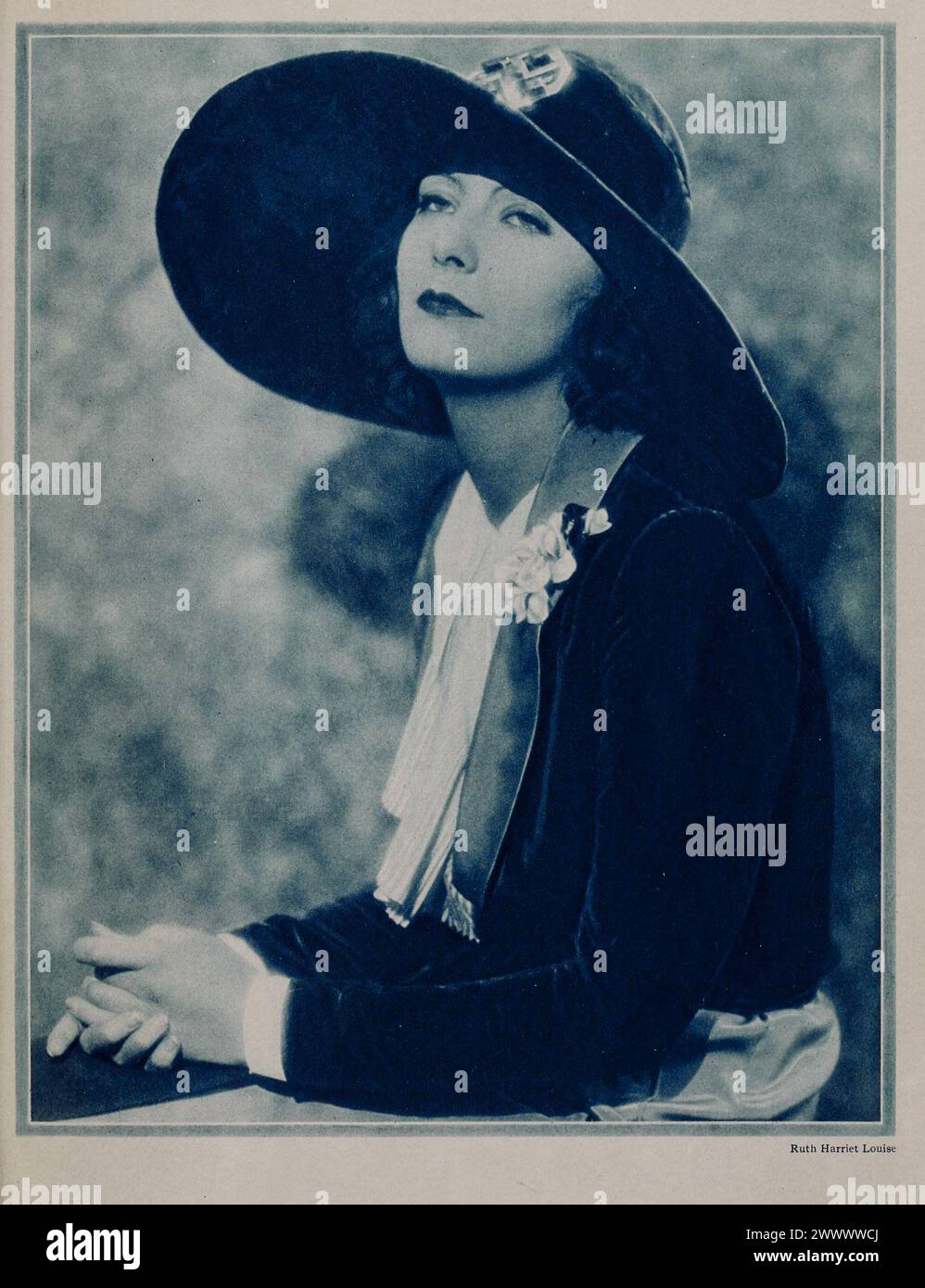 Portrait de Greta Garbo en chapeau de soleil fantaisie. Vintage Photoplay Magazine portrait de l'actrice de cinéma par la photographe Ruth Harriet Louise. circa 1928 Banque D'Images