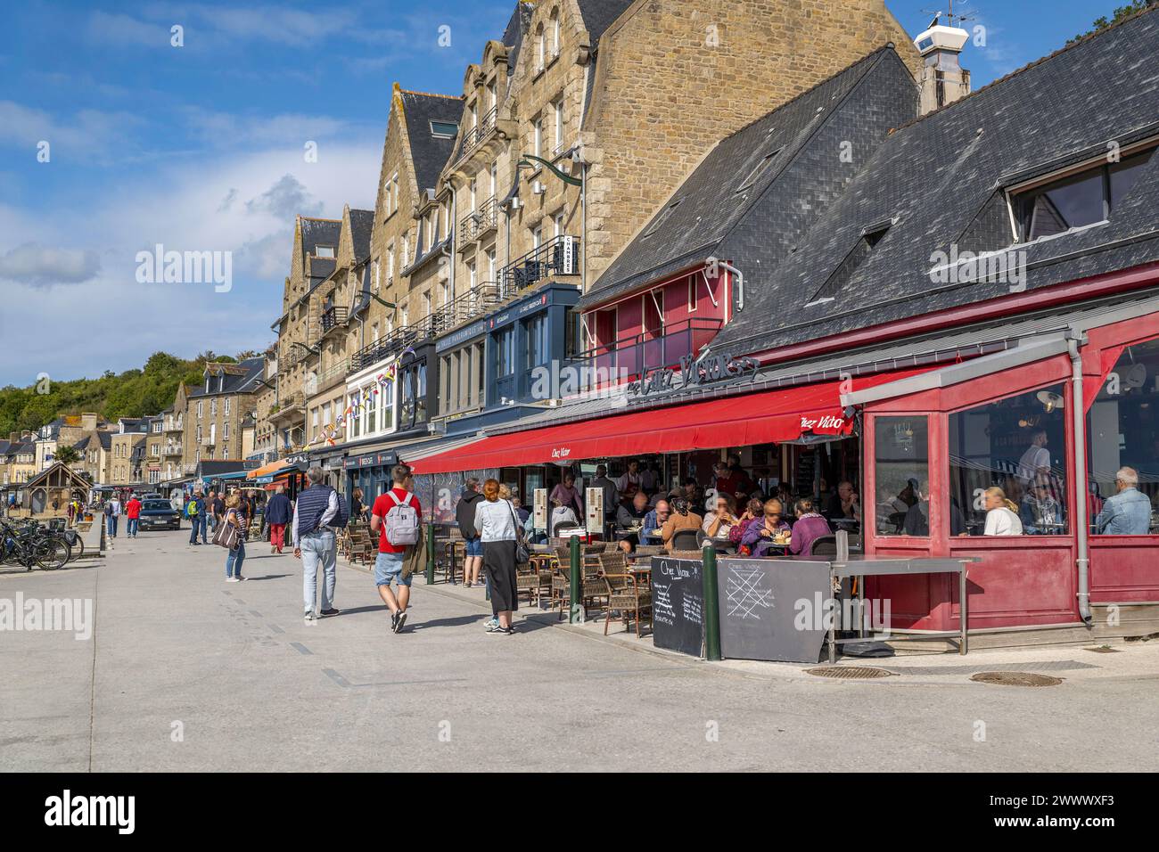 Cancale (Bretagne, nord-ouest de la France) : le port de la Houle, port de pêche, avec ses restaurants et son marché aux huîtres, attire de nombreux touristes. Re Banque D'Images