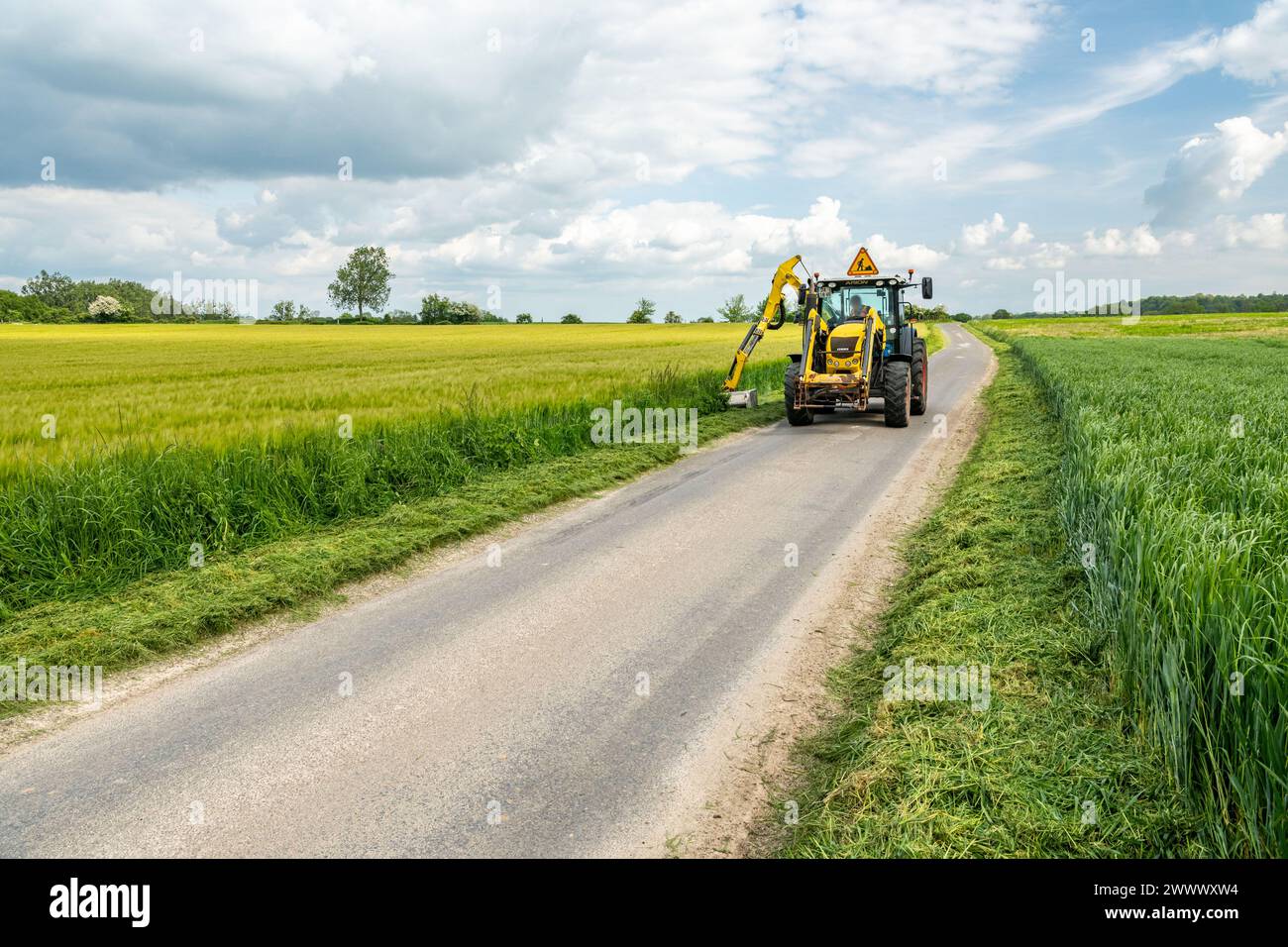 Coupe de remblai le long d'une route B, entretien par des agents départementaux. Coupe de remblai le long d'une route B pour la sécurité des automobilistes, cyclistes et o Banque D'Images