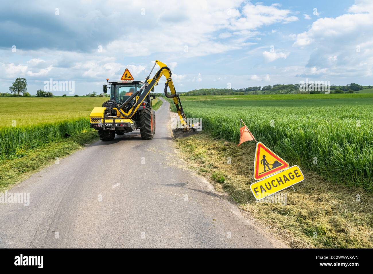 Coupe de remblai le long d'une route B, entretien par des agents départementaux. Coupe de remblai le long d'une route B pour la sécurité des automobilistes, cyclistes et o Banque D'Images