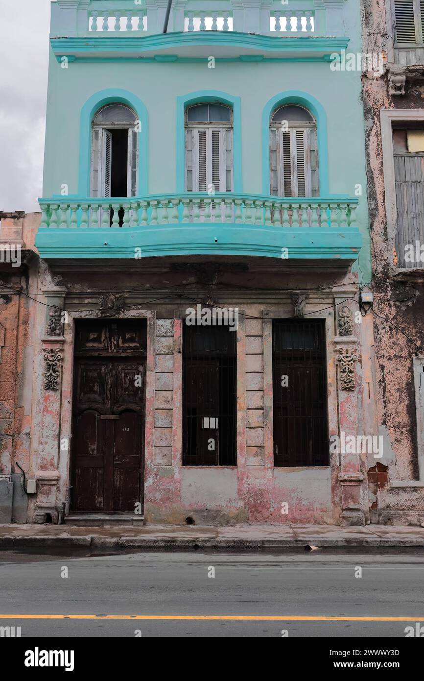 116 soigneusement peint premier étage de la maison de style éclectique des années 1900 contrastant avec une façade ébréchée au rez-de-chaussée, rue San Lazaro. Havana Centro-Cuba. Banque D'Images