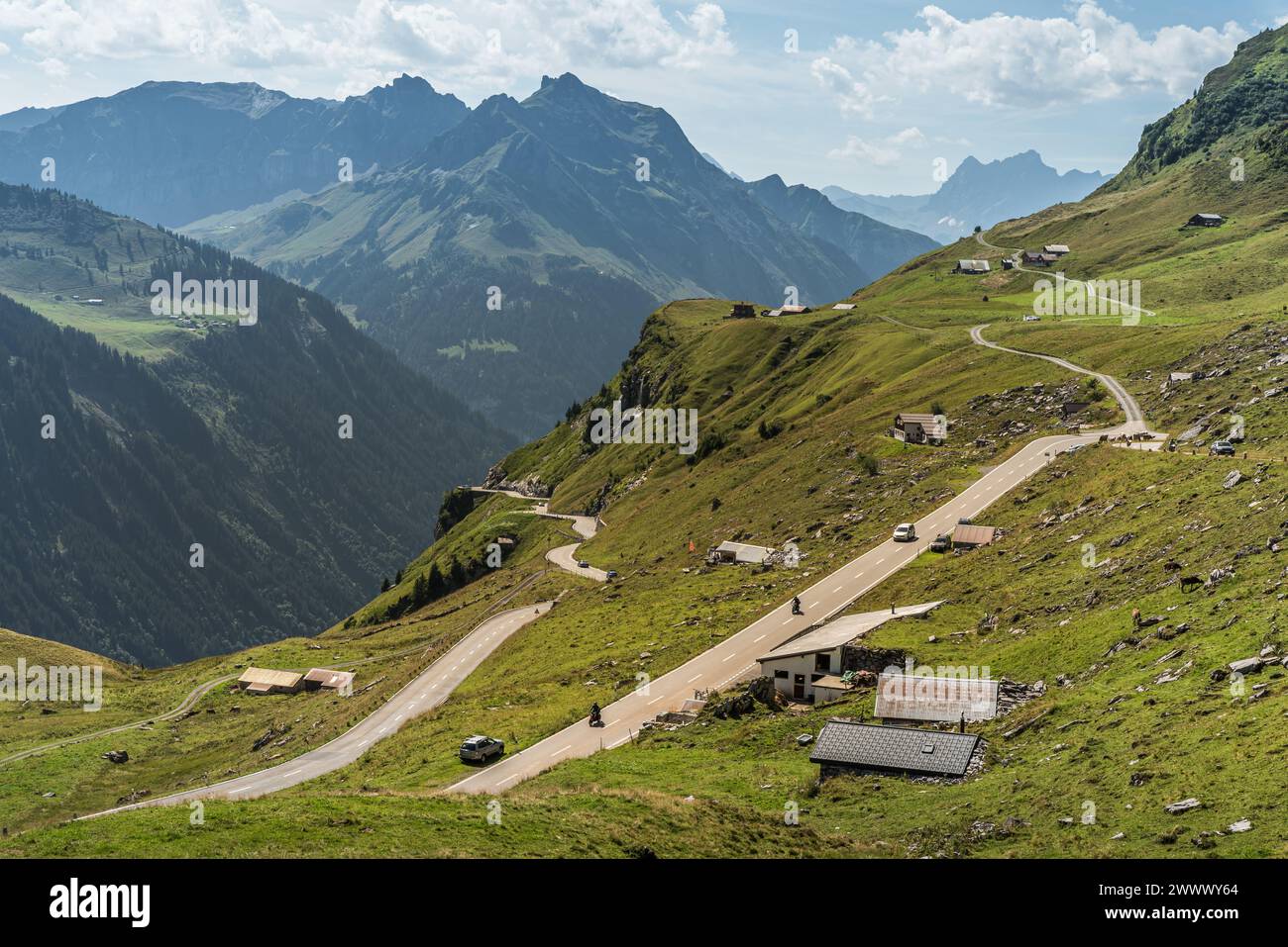 Paysage de montagne avec route de col et cabanes au col de Klausen, Unterschaechen, Canton d'Uri, Suisse Banque D'Images