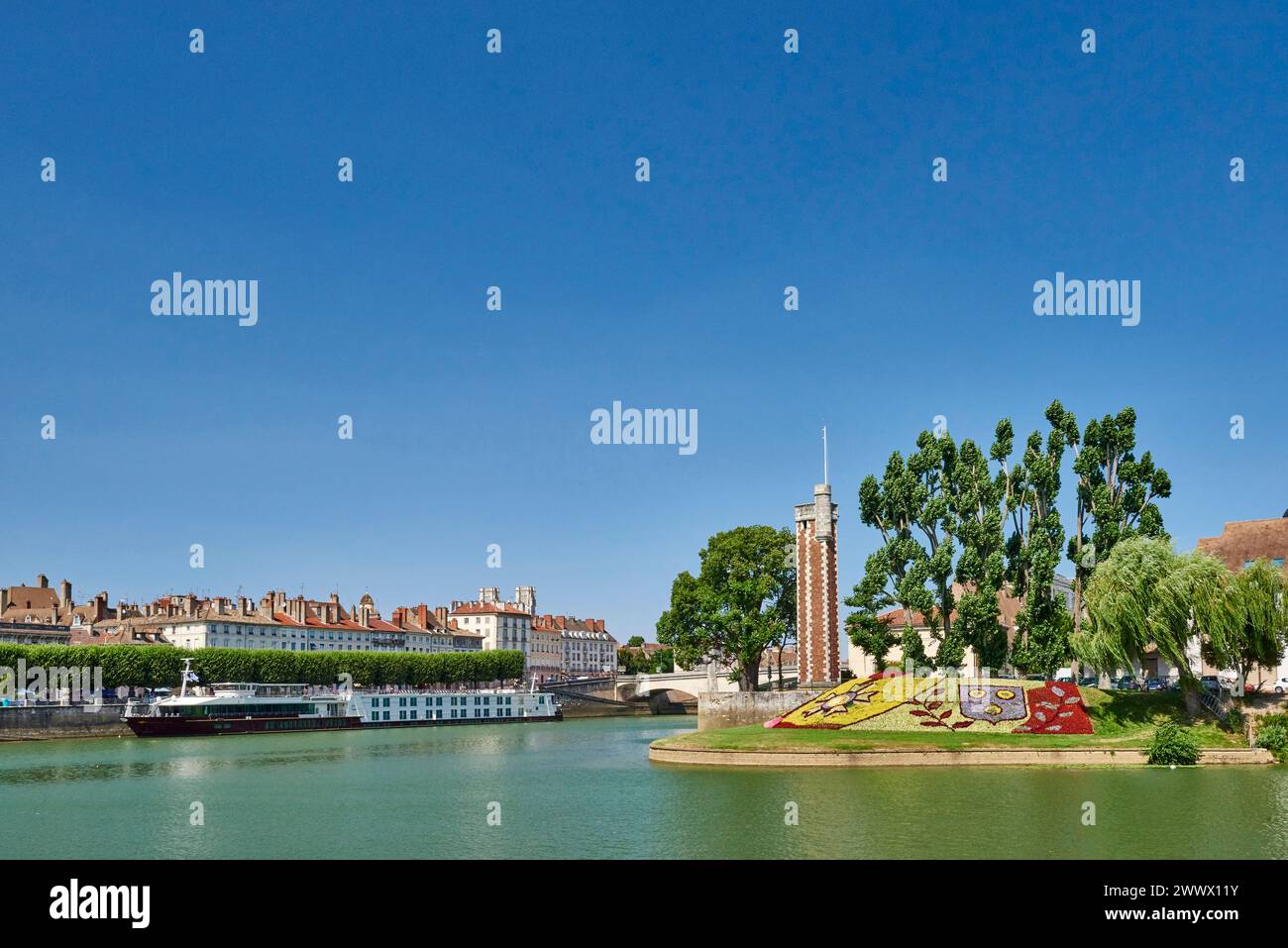 Escale bateau de croisière sur la Saône à Chalon-sur-Saône (centre-est de la France) Banque D'Images Escale bateau de croisière sur la Saône à Chalon-sur-Saône (centre-est de la France) Banque D'Images