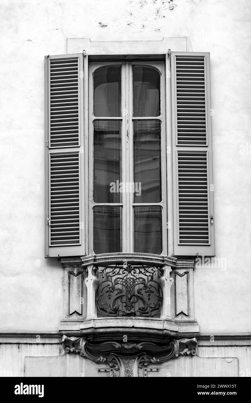 Détail d'une fenêtre de style européen ornée d'un bâtiment historique, détail architectural classique en gros plan Banque D'Images